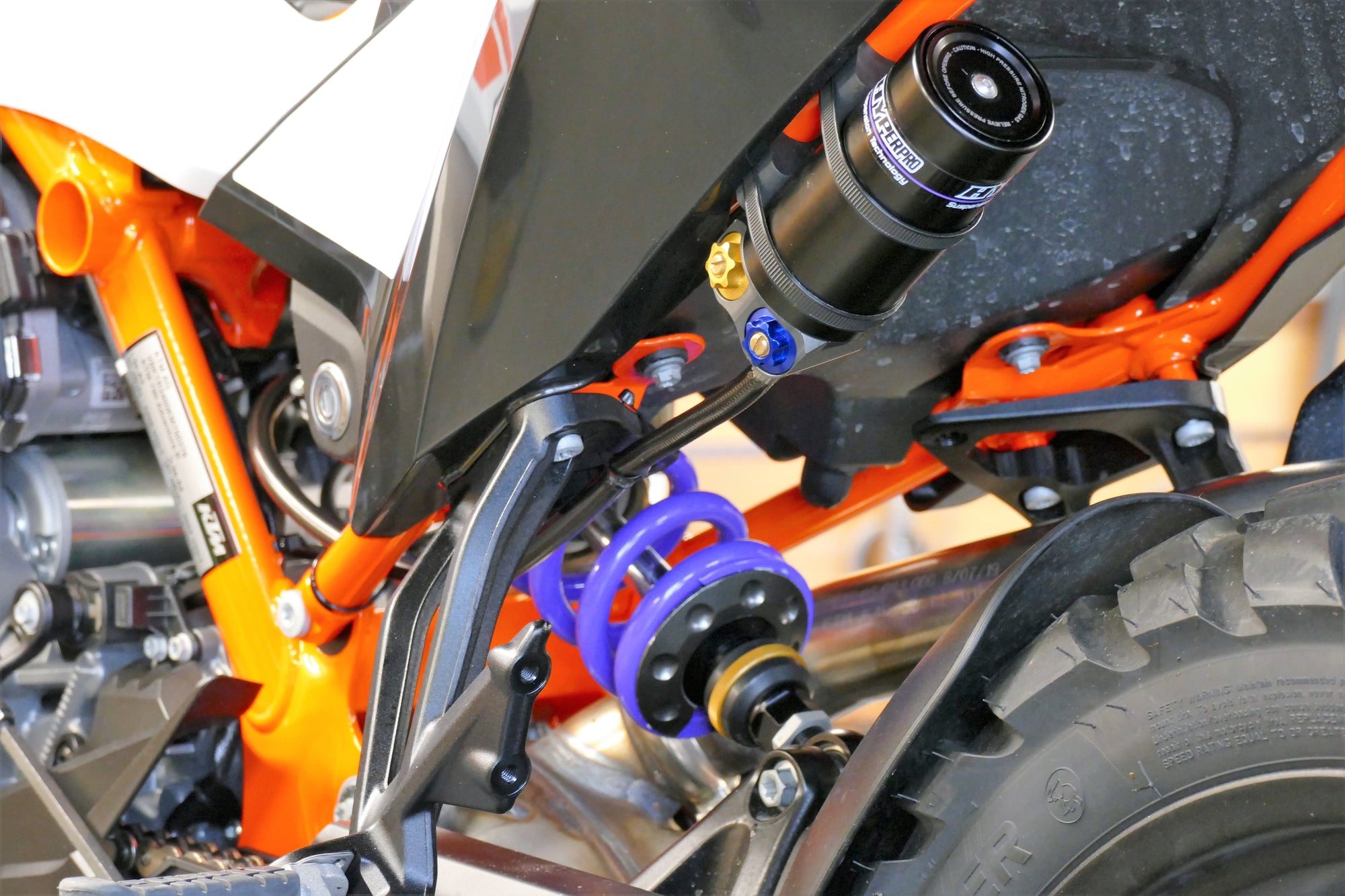 Type 461 Hose-Attached Reservoir Shock