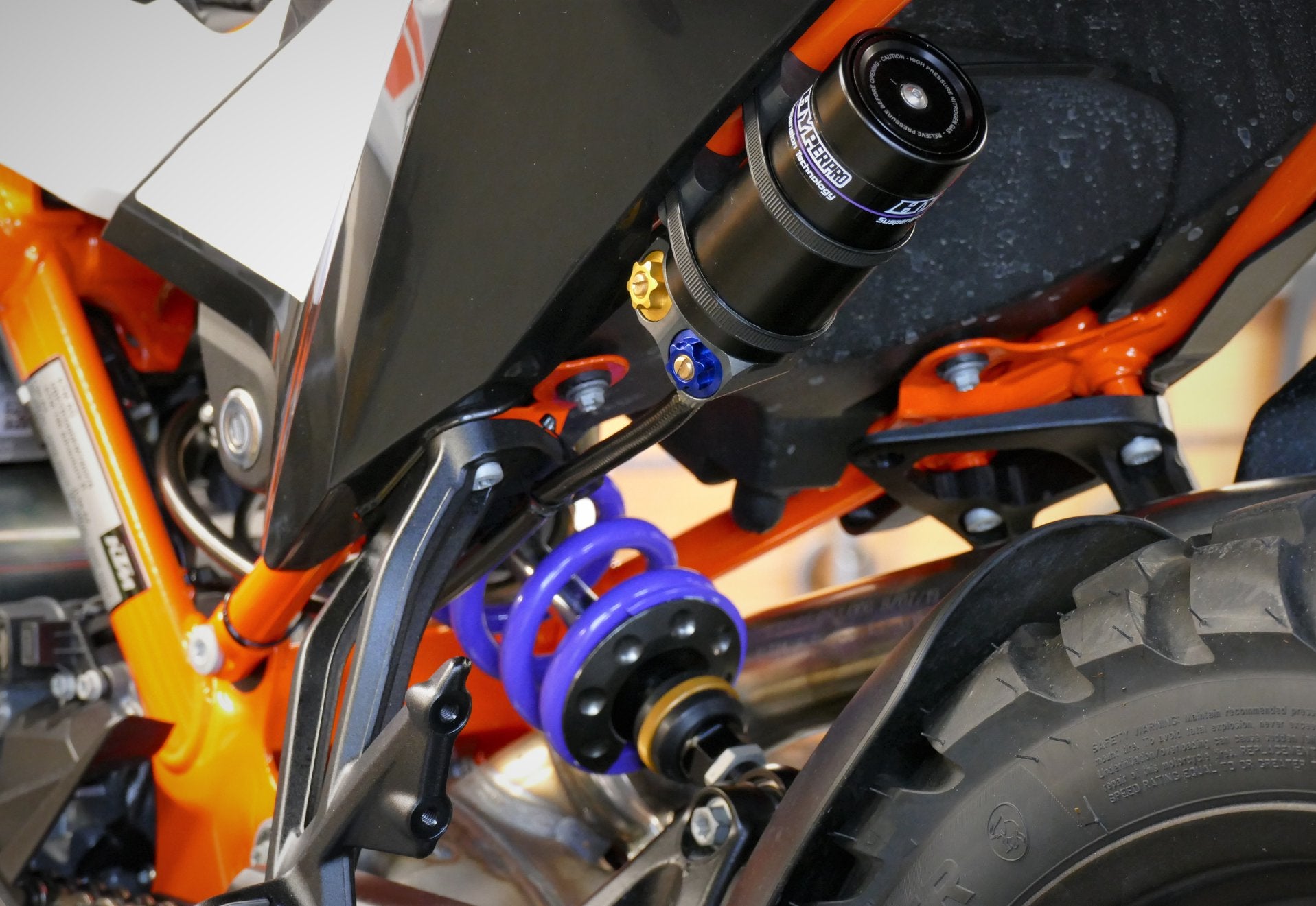 Type 461 Hose-Attached Reservoir Shock